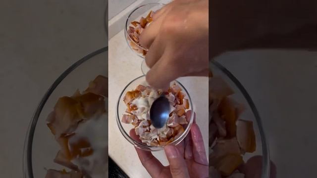 Салат с копченой курицей, сыром и помидорами #shorts #рецепты #салат смотреть онлайн