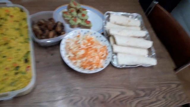 Fried rice, chicken, coleslaw, avocado bread muffin, and shawarma. from chioma kitchen. смотреть онлайн