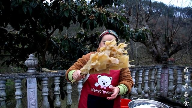 苗大姐砍竹子吃蘸串，大片魔芋连串17根！配上辣椒水仅2串就话都说不出！【苗阿朵美食】 смотреть онлайн