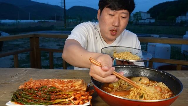 아삭한 무김치와 소세지, 계란까지 넣은 신라면 먹방!! (Hot Spicy Instant Noodles With Sausage)요리&먹방!! - Mukbang Eating Sho