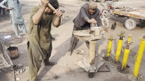 Грузовик с перегрузом ремонтируется посреди дороги. Пакистан