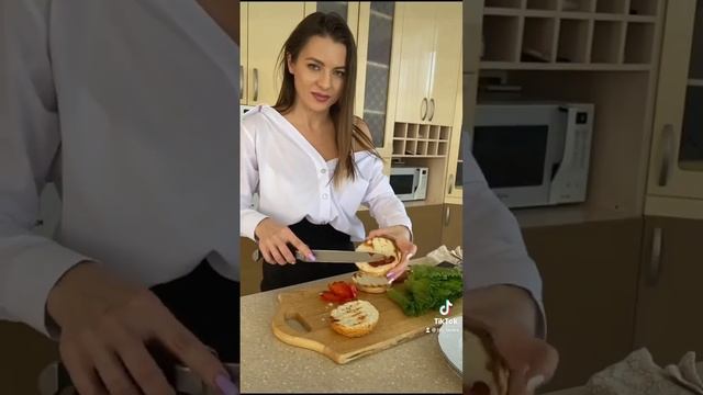 Чизбургер🤤🤤🤤 инст britanka_new♥️ смотреть онлайн