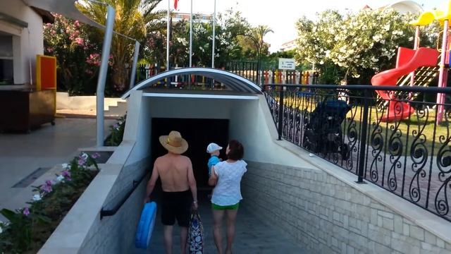 Подземный переход к морю из отеля SUN HEAVEN.