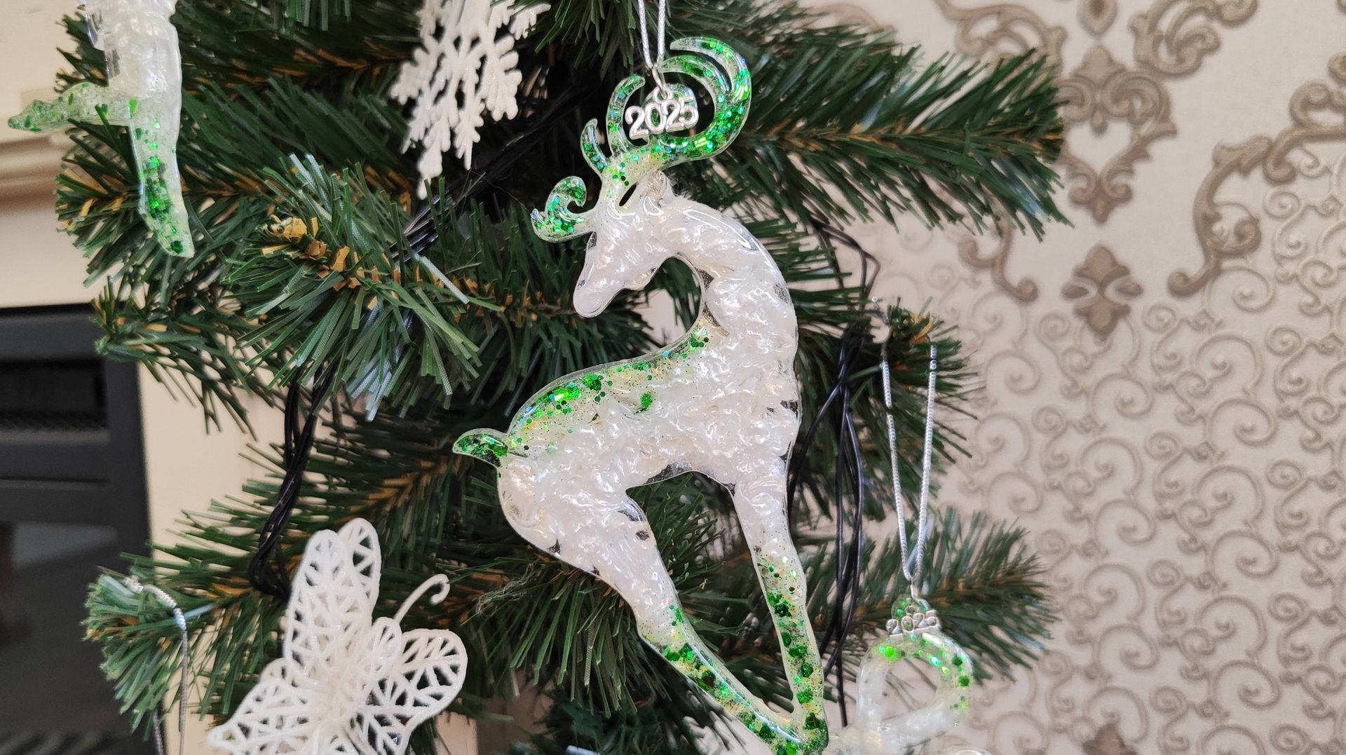 Новогодние елочные игрушки из эпоксидной смолы смотреть онлайн