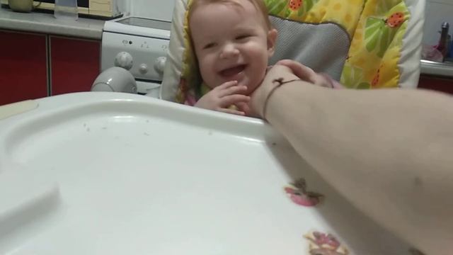 Смех моей младшей сестренки Евы!!! смотреть онлайн
