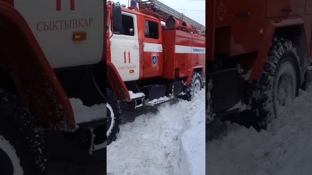 Автомобиль пожарных застрял в Сыктывкаре смотреть онлайн