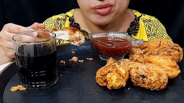 EATING FRIED KFC CHICKEN WITH SPICY HOT KETCHUP WITH SPICY BITES смотреть онлайн