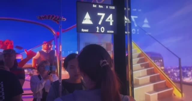 Смотровая площадка со стеклянным полом  небоскреб Кинг Пауэр Маханакхон в Бангкоке.