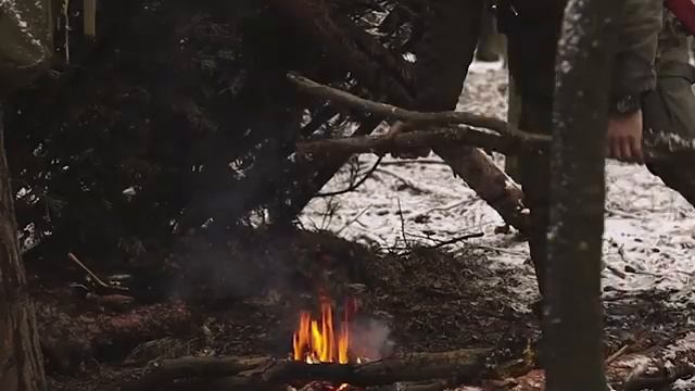 Построить зимнее убежище в лесу, выжить в снежную бурю смотреть онлайн