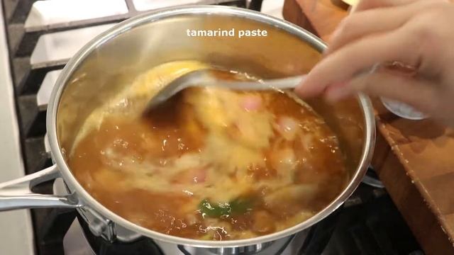 Tom Yum Soup (Creamy Version) - CHATHAI'S KITCHEN - Thai Food смотреть онлайн