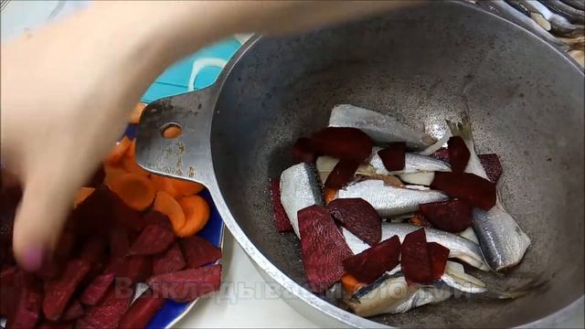 Тушёная салака с овощами