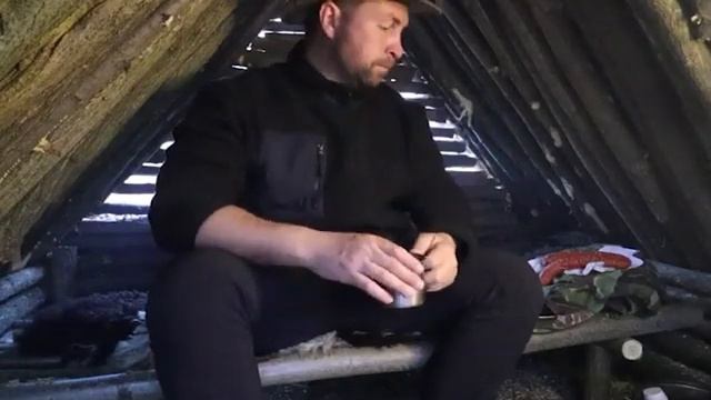 Строю бревенчатый дом в качестве укрытия, дом сделан ручными инструментами смотреть онлайн