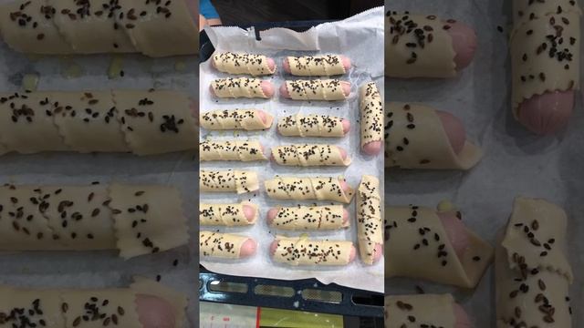 Сосиски в слоено дрожжевом тесте 😋😋😋 смотреть онлайн