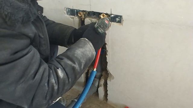 КАК СДЕЛАТЬ ВОДОРОЗЕТКУ С КАНАЛИЗАЦИЕЙ СВОИМИ РУКАМИ ИЗ СШИТОГО ПОЛИЭТИЛЕНА. смотреть онлайн