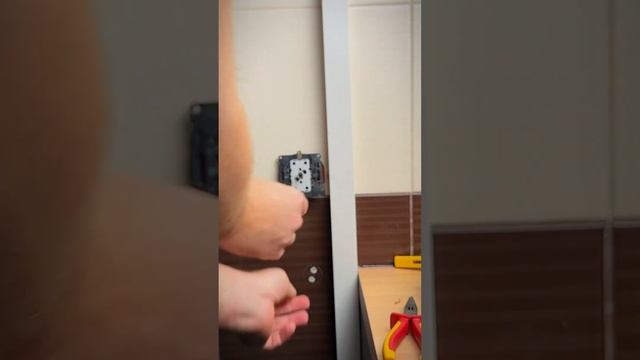 Удобная возможность сделать из одной розетки две - поставить двойную розетку на один подрозетник смотреть онлайн