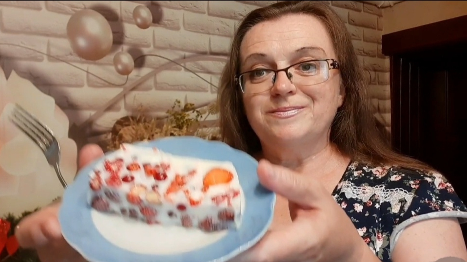 Торт без выпечки со сметаной, желатином и ягодами смотреть онлайн