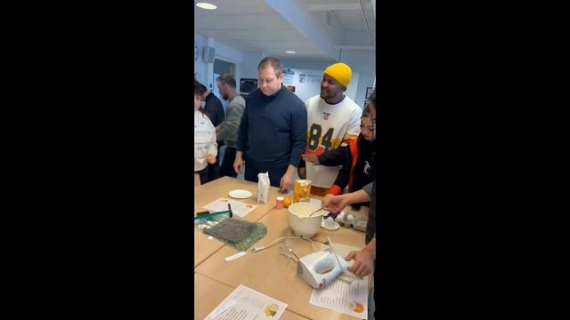Готовим лимонный пирог на курсах финского! смотреть онлайн