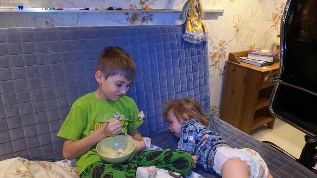 Дай ам, дай ам, дай ам, выпрашивает у Бертика пельмень. смотреть онлайн