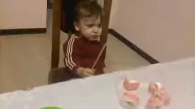 Малыш ест Суши и Пробует Васаби! The kid eats Sushi and Tastes Wasabi! смотреть онлайн
