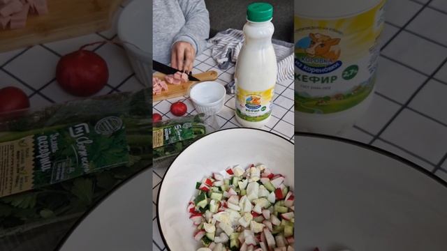 окрошка на кефире 🥣 рецепт за 15 минут 👌🏻который всем давно известен 🤭 подписывайся ❤️ смотреть онлайн