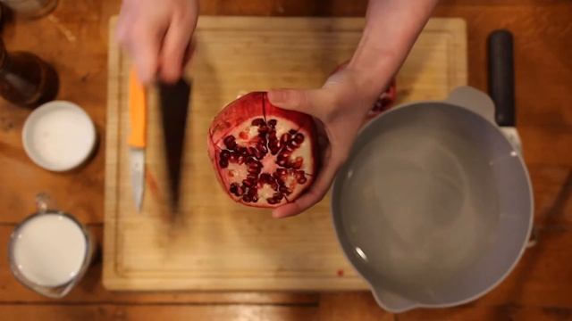Quick Kitchen Tips: De-Seeding a Pomegranate смотреть онлайн