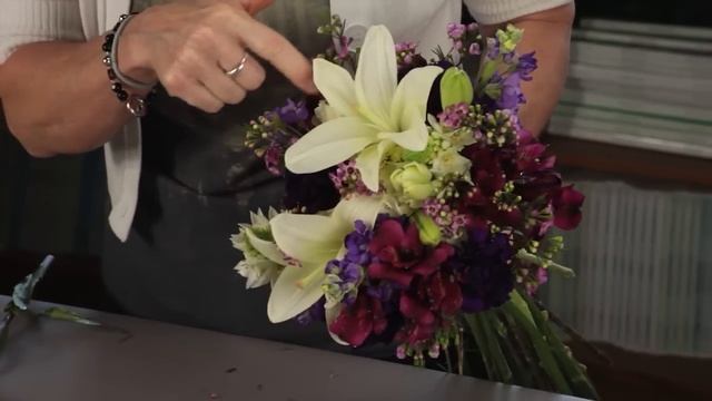 Diana Ryan - How To Create A Hand-Tied Mixed Flower Bouquet смотреть онлайн