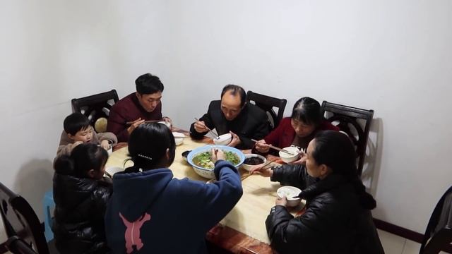有事约起，买鱼煮起，离娘家近真幸福，感恩公婆的开明大度【胖哥有杜】 смотреть онлайн