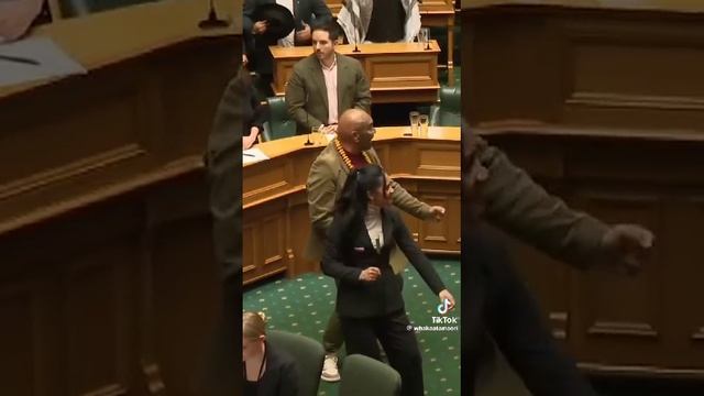 Посмотри что делает ета женщина