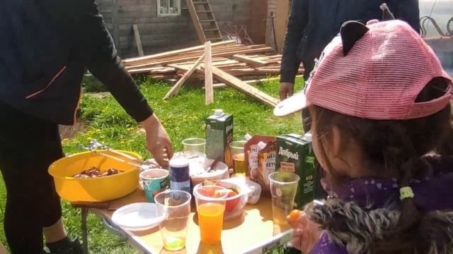 Печёнка на углях. Шашлык. Посиделки на даче смотреть онлайн