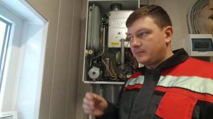 ЛУЖА ВОДЫ ЗА ТРЕХХОДОВЫМ КЛАПАНОМ КОТЛА NAVIEN.