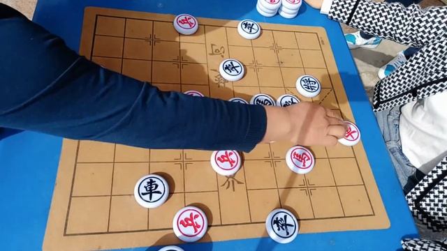 山中无老虎，大爷太猛了，开局就弃车！ смотреть онлайн