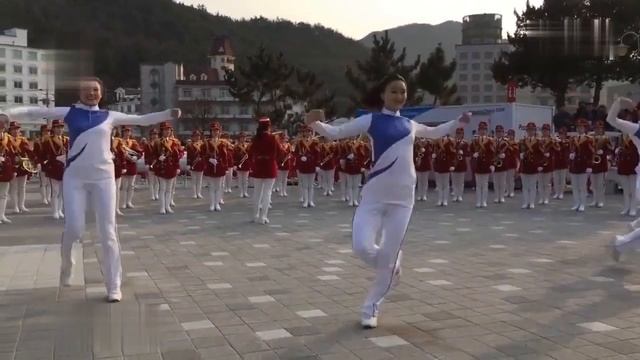 ЗАЖИГАТЕЛЬНЫЙ ТАНЕЦ ДЕВУШЕК КНДР North Korean girls ring dance in public 2018 смотреть онлайн
