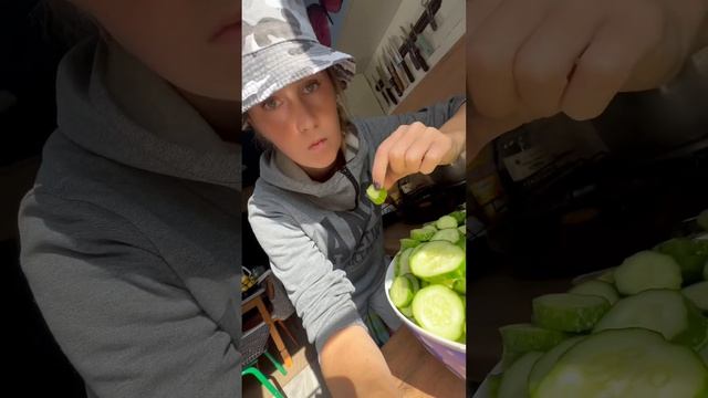 Огурцы 3кг, Вода 3л, Соль 6ст.л, сахар 400гр, горчица 2 ч/л, лавровый лист 3шт, Уксус 380мл смотреть онлайн