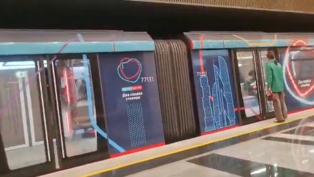 Тематический поезд БКЛ Сердце Московского метро на станции Новаторская смотреть онлайн