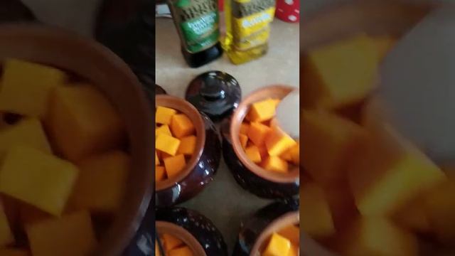Свинина с овощами в глиняных горшках. смотреть онлайн