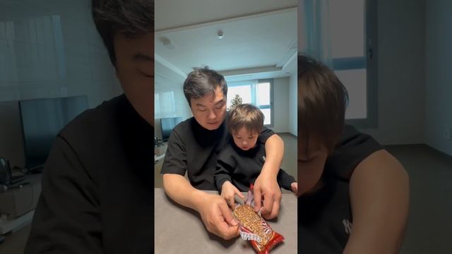 Кореец пробует тульский пряник, почему он тульский ? смотреть онлайн