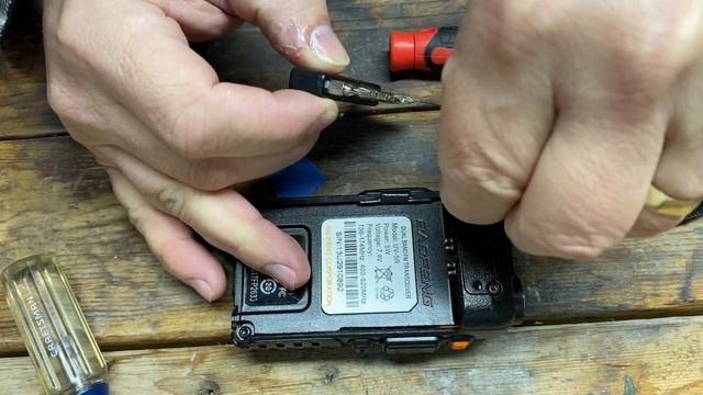 Baofeng UV-5r battery won’t stay keeps coming / falling out clip repair fix смотреть онлайн