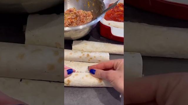 #shorts Вкуснейшие запеченное мясо в лаваше. Пальчики оближешь. 🔥😋 смотреть онлайн