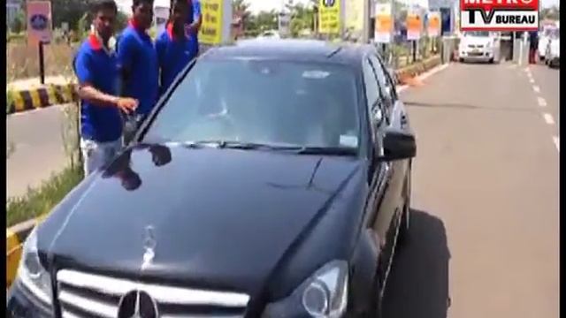 URMILA MATONDKAR CHUKA NAHI PAYE 55 RUPAYE смотреть онлайн