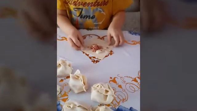 Ей почти 6 лет.Жанико доча моя лепит манты.Мамина помощница. смотреть онлайн