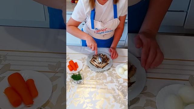 АППЕТИТНЫЙ И ВКУСНЫЙ САЛАТ ИЗ ШПРОТ смотреть онлайн