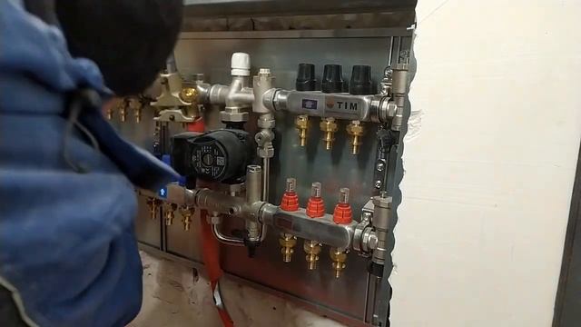 МОНТАЖ КОЛЛЕКТОРНОГО ШКАФА С ОБВЯЗКОЙ ТРУБАМИ. смотреть онлайн