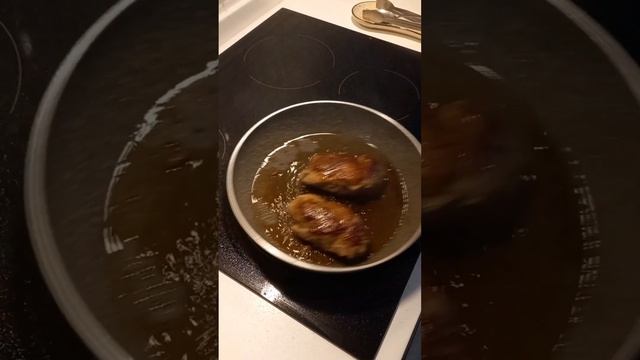 Теплый салат с уткой и грушей | Warm duck and pear salad #shorts смотреть онлайн