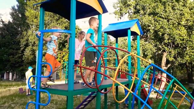 Дети весело играют в заморозку с Соней смотреть онлайн