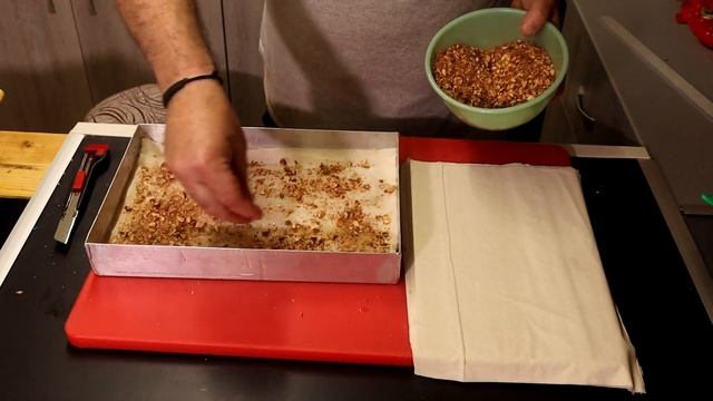 Ο πιο τραγανός σιροπιαστός Μπακλαβάς στον κόσμο με 50 φύλλα και 4 στρώσεις καβουρδισμένου αμυγδάλου смотреть онлайн
