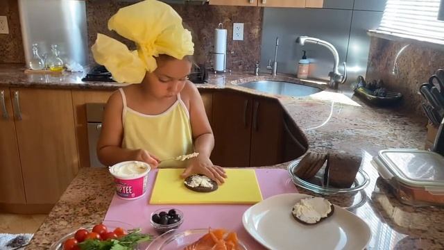 Эмили солит красную рыбку и делает из неё бутербродик «Божьи коровки" смотреть онлайн