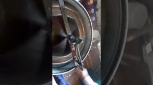 Как качают мед на пасеке.