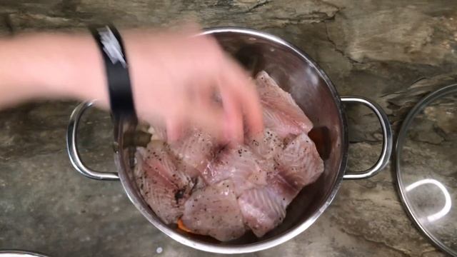 Окунь тушений з овочами//Тушена риба з овочами//Тушений окунь з морквою та цибулею смотреть онлайн