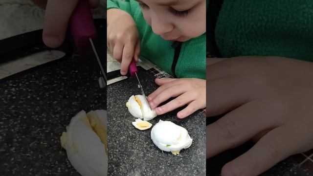 Весенний салатик. #готовимсдетьми смотреть онлайн