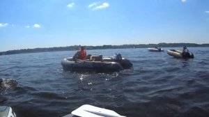 Как забраться в лодку с воды